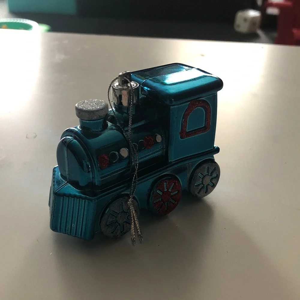 🛍️ Metallic Train Holiday Ornament